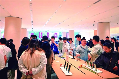 华为手机店国庆长假期间人气火爆